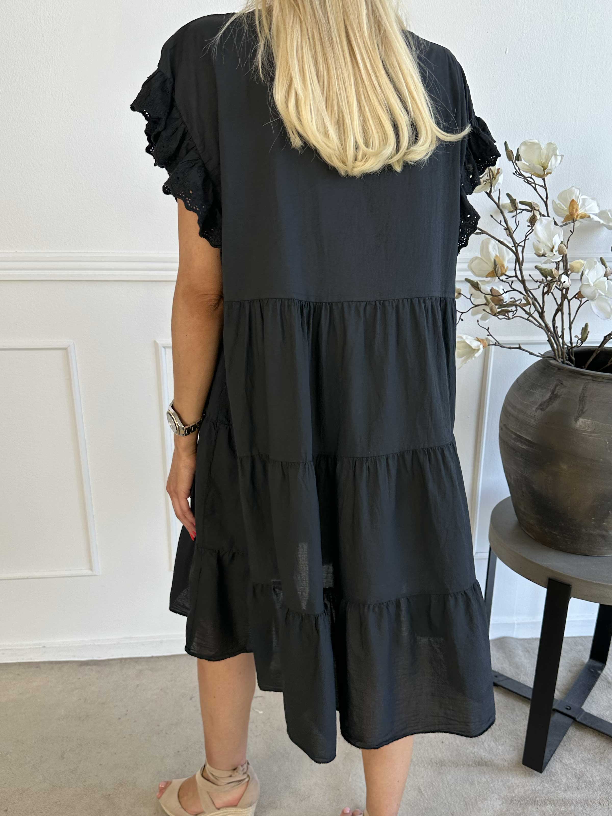 Canada - Söt bomullsklänning med volangärmar och lager-på-lager-look